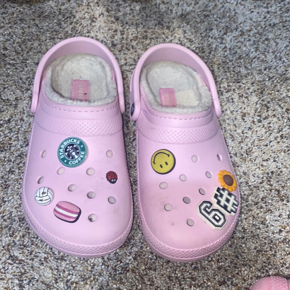 pink crocs with jibbitz